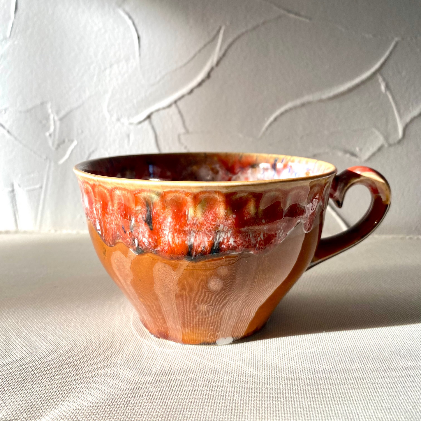 Tasse aux émaux flamboyants
