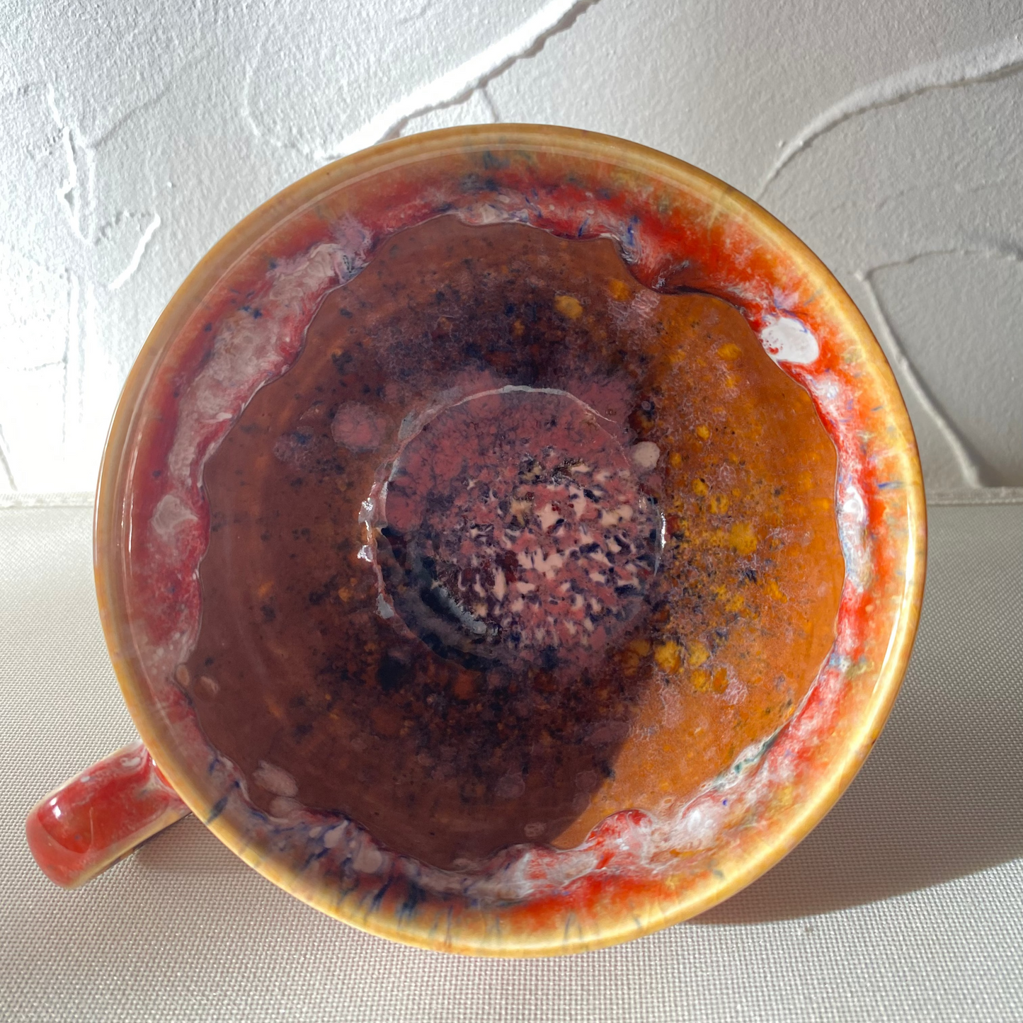 Tasse aux émaux flamboyants