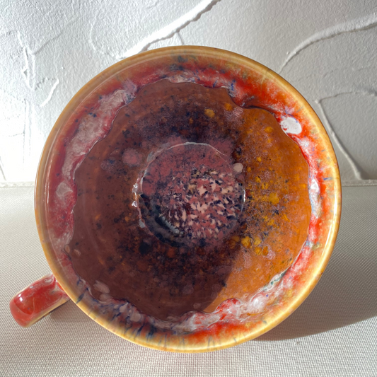 Tasse aux émaux flamboyants